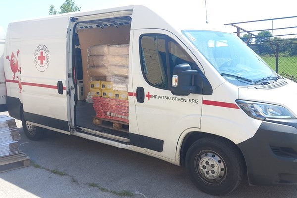 Hrvatski Crveni križ u Bošnjake poslao hranu, cerade i isušivače 